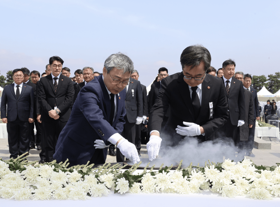 정근식 서울시교육감이 3일 오전 제주특별자치도 4·3평화공원을 찾아 4·3 희생자들을 추모하며 헌화 분향하고 있다.