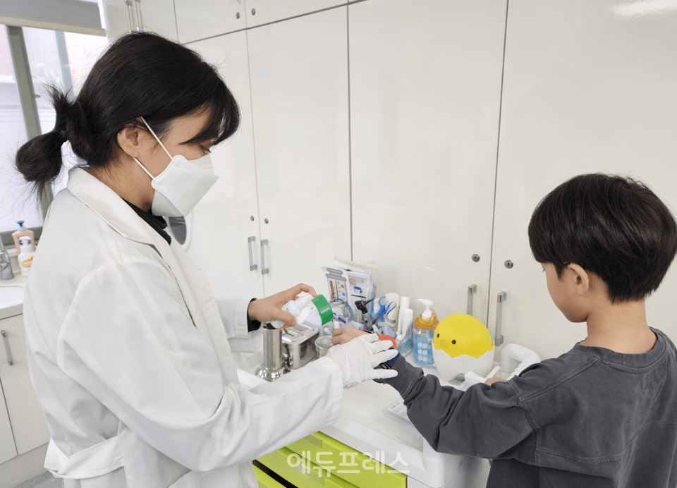 한 초등학교 보건교사가 교육활동 중 다친 학생을 치료하고 있다. 사진은 특정 사실과 관계 없음.