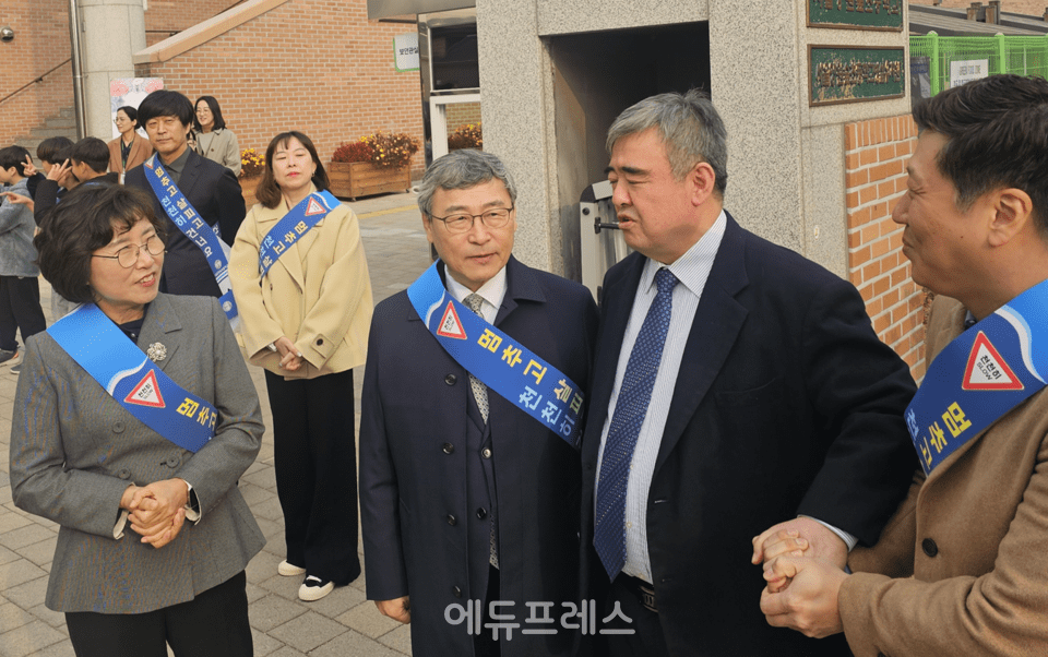 정근식 서울교육감이 양원숲초 이일권 교장으로부터  학교 운영 등에 대한 설명을 듣고 있다.